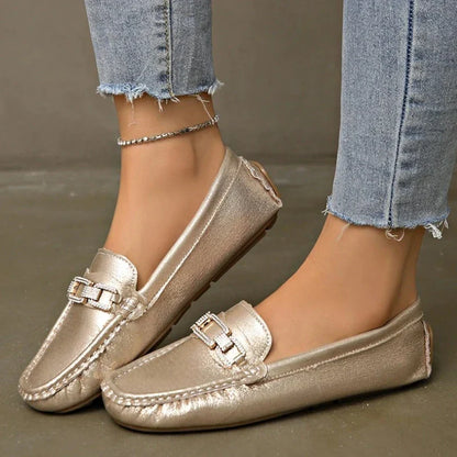 Elegante orthopädische Mokassins für Damen mit glamourösen goldenen Ballerinas