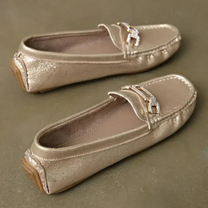 Elegante orthopädische Mokassins für Damen mit glamourösen goldenen Ballerinas