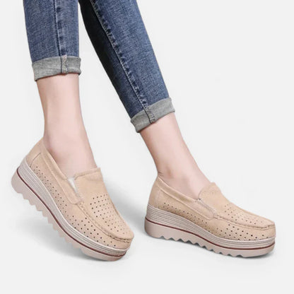 Orthopädischer Damenmokassin mit durchbrochenen Keilabsätzen aus Wildlederimitat