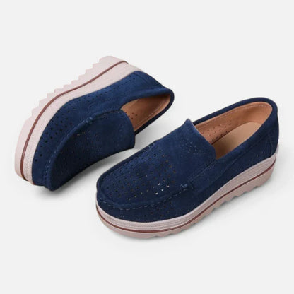 Orthopädischer Damenmokassin mit durchbrochenen Keilabsätzen aus Wildlederimitat