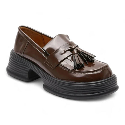 Orthopädischer Damenmokassin aus Lackleder mit Fransen