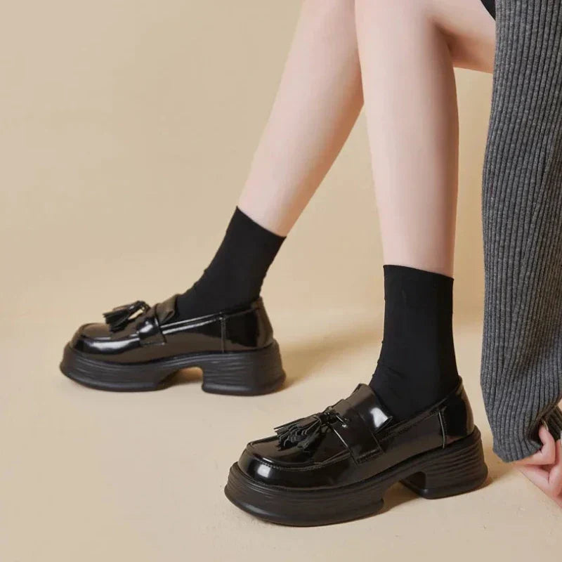 Orthopädischer Damenmokassin aus Lackleder mit Fransen