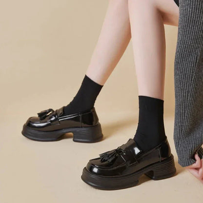 Orthopädischer Damenmokassin aus Lackleder mit Fransen