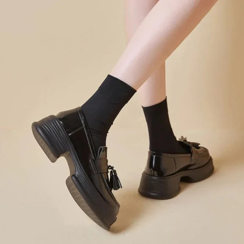 Orthopädischer Damenmokassin aus Lackleder mit Fransen