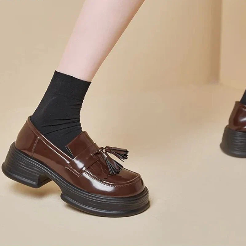 Orthopädischer Damenmokassin aus Lackleder mit Fransen