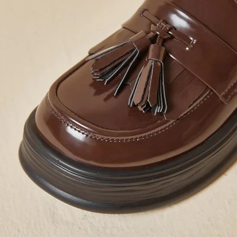 Orthopädischer Damenmokassin aus Lackleder mit Fransen