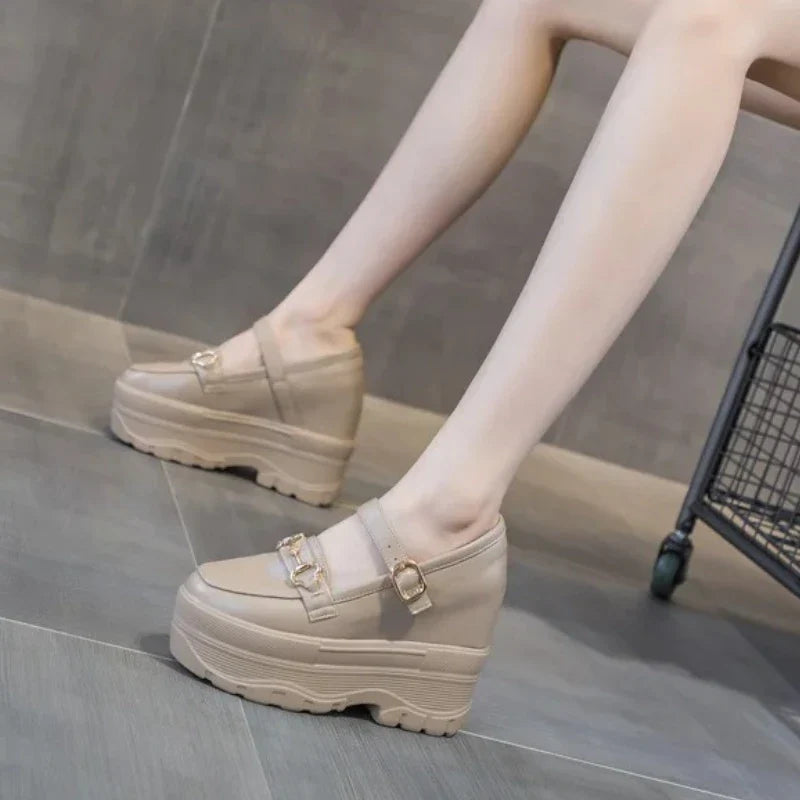 Elegante Damenmokassins aus orthopädischem Leder mit stilvollem Keilabsatz