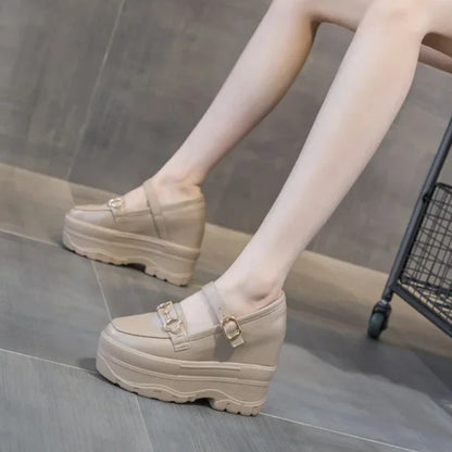 Elegante Damenmokassins aus orthopädischem Leder mit stilvollem Keilabsatz