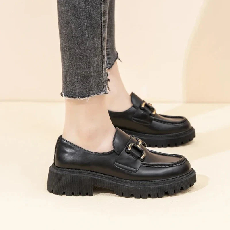 Elegante Damen-Ledermokassins mit Absatz und stilvollem Horsebit-Design für optimalen Komfort