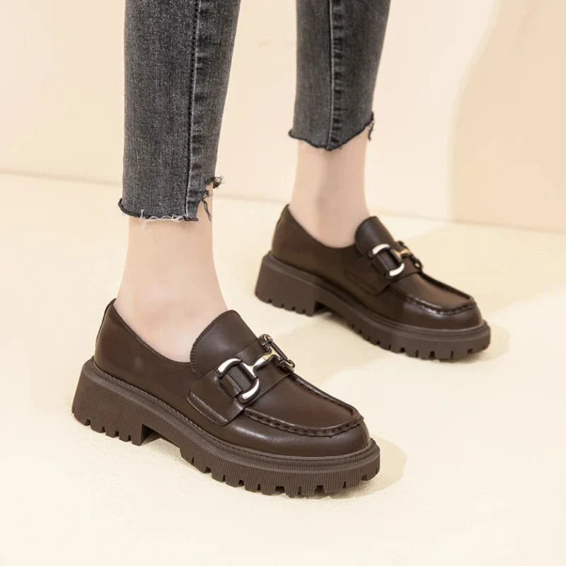 Elegante Damen-Ledermokassins mit Absatz und stilvollem Horsebit-Design für optimalen Komfort