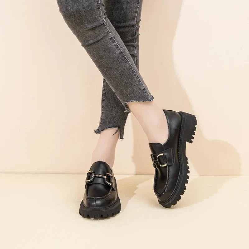 Elegante Damen-Ledermokassins mit Absatz und stilvollem Horsebit-Design für optimalen Komfort