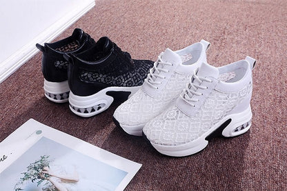 Elegante Plateauschuhe aus feiner Spitze