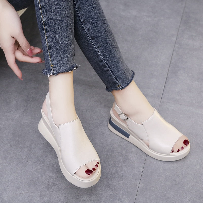 Bequeme orthopädische Sandalen mit elegantem Keilabsatz