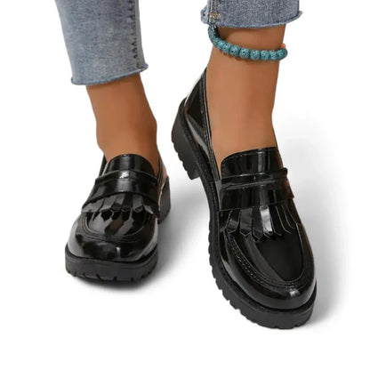 Stylische Damen-Lackmokassins mit orthopädischer Unterstützung und trendigen Fransen