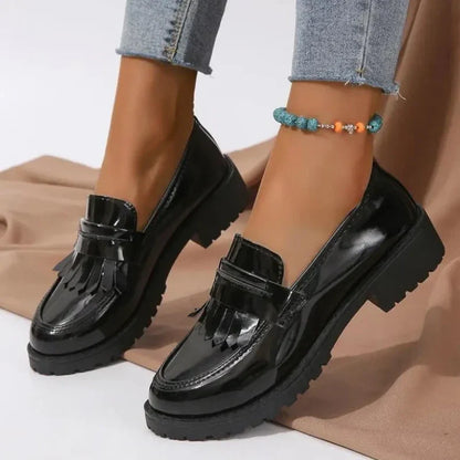 Stylische Damen-Lackmokassins mit orthopädischer Unterstützung und trendigen Fransen