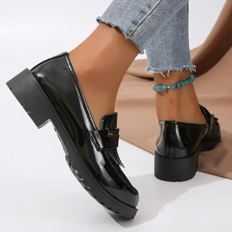 Stylische Damen-Lackmokassins mit orthopädischer Unterstützung und trendigen Fransen