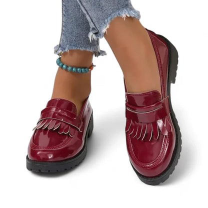 Stylische Damen-Lackmokassins mit orthopädischer Unterstützung und trendigen Fransen