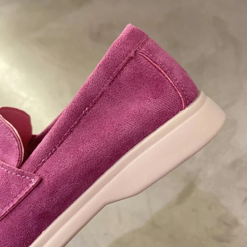 Orthopädischer Damenmokassin mit abgerundeter Spitze aus Wildlederimitat