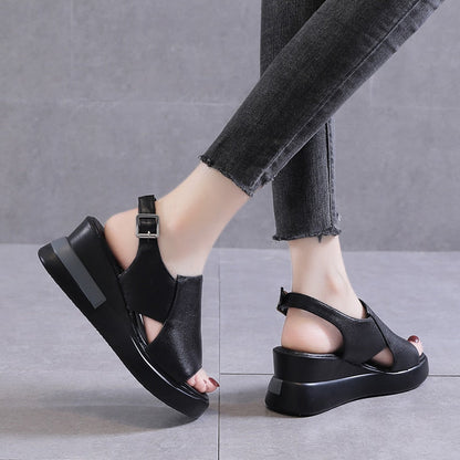 Bequeme orthopädische Sandalen mit elegantem Keilabsatz