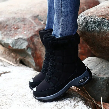 Schicke Damen-Winterstiefel mit warmem Schnürdesign von Teckoo