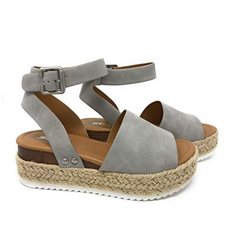 Lässige Sandalen mit Keilabsatz