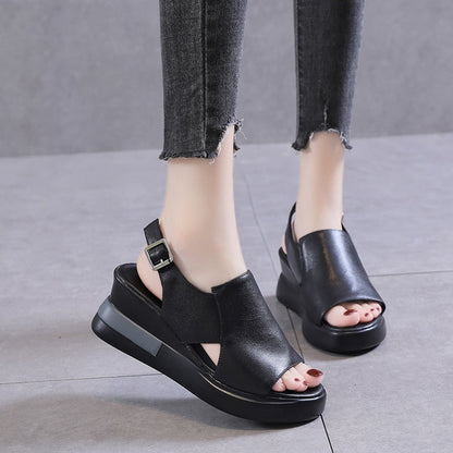 Bequeme orthopädische Sandalen mit elegantem Keilabsatz