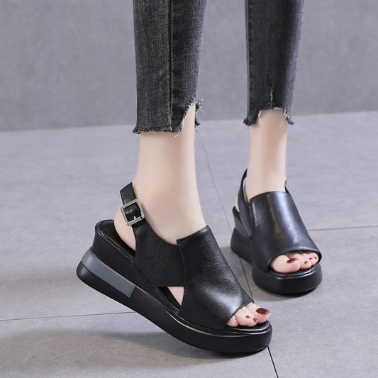 Bequeme orthopädische Sandalen mit elegantem Keilabsatz