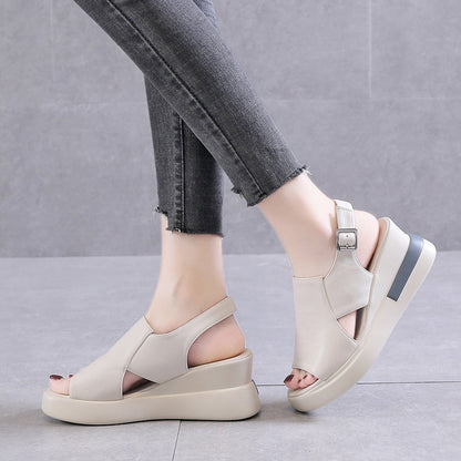 Bequeme orthopädische Sandalen mit elegantem Keilabsatz
