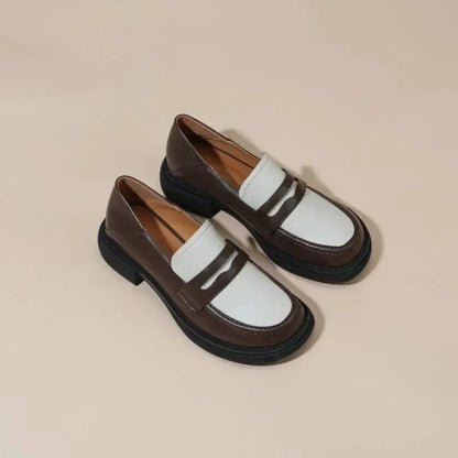 Eleganter zweifarbiger Damenmokassin mit orthopädischem Komfort und stylishen Absatz