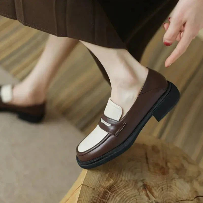 Eleganter zweifarbiger Damenmokassin mit orthopädischem Komfort und stylishen Absatz