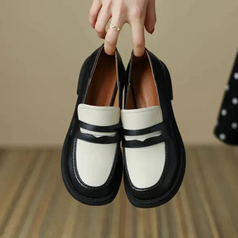 Eleganter zweifarbiger Damenmokassin mit orthopädischem Komfort und stylishen Absatz