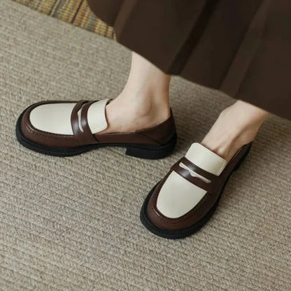 Eleganter zweifarbiger Damenmokassin mit orthopädischem Komfort und stylishen Absatz