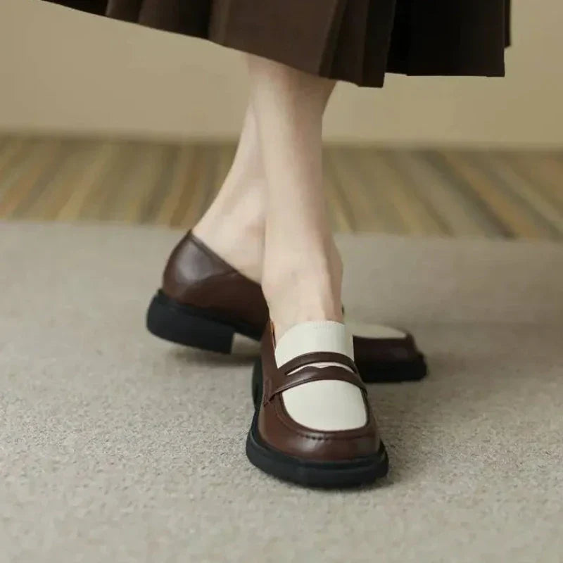 Eleganter zweifarbiger Damenmokassin mit orthopädischem Komfort und stylishen Absatz