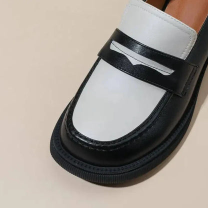 Eleganter zweifarbiger Damenmokassin mit orthopädischem Komfort und stylishen Absatz