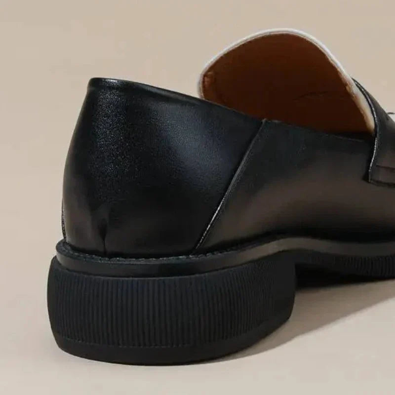 Eleganter zweifarbiger Damenmokassin mit orthopädischem Komfort und stylishen Absatz