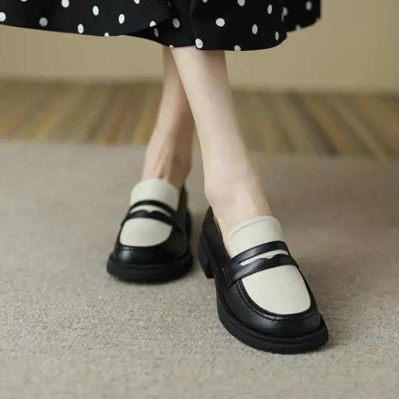 Eleganter zweifarbiger Damenmokassin mit orthopädischem Komfort und stylishen Absatz