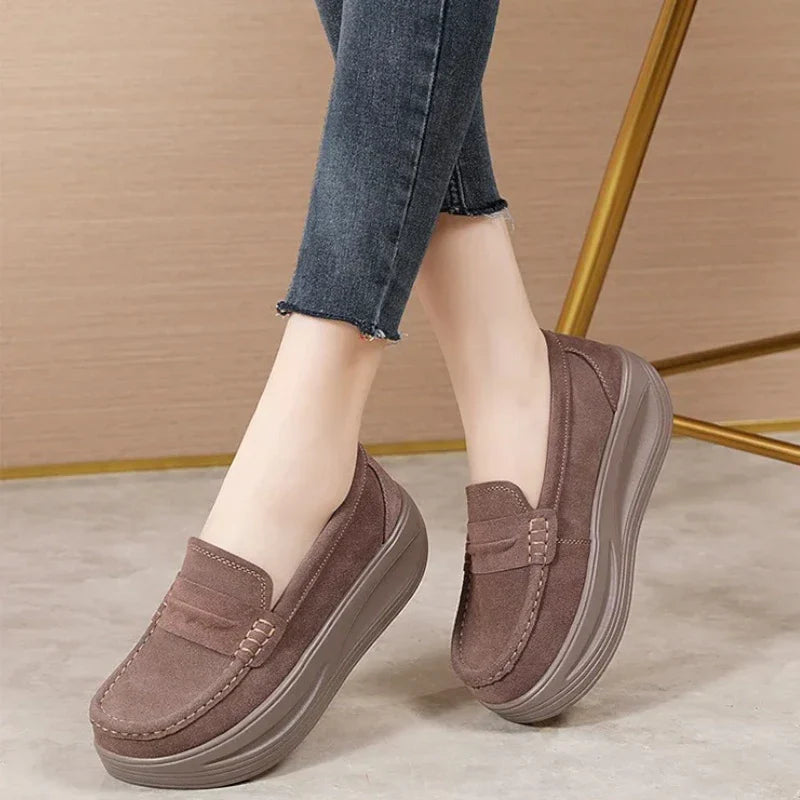 Orthopädischer Mokassin für Damen mit Keilabsätzen aus Wildlederimitat