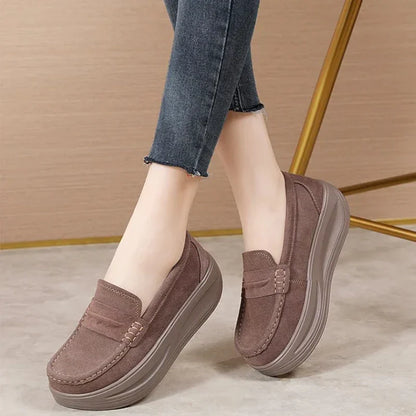 Orthopädischer Mokassin für Damen mit Keilabsätzen aus Wildlederimitat