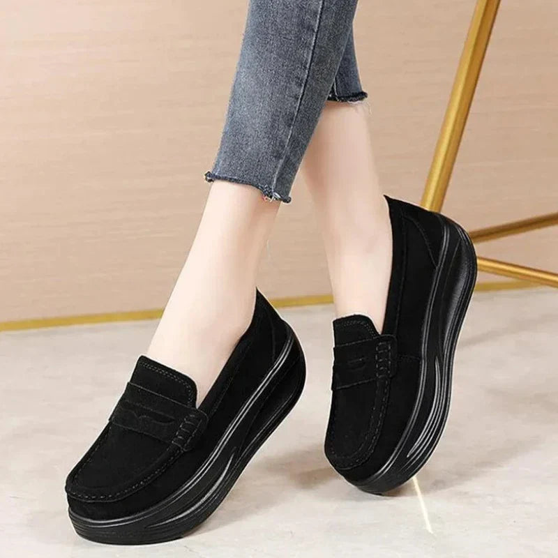 Orthopädischer Mokassin für Damen mit Keilabsätzen aus Wildlederimitat