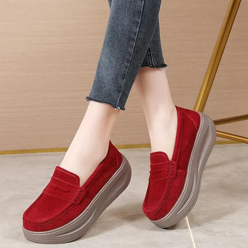 Orthopädischer Mokassin für Damen mit Keilabsätzen aus Wildlederimitat