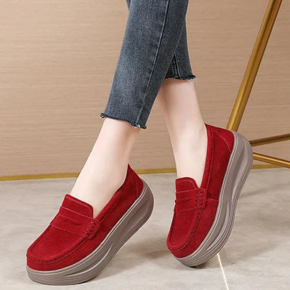 Orthopädischer Mokassin für Damen mit Keilabsätzen aus Wildlederimitat