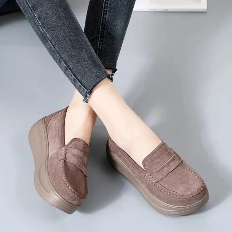 Orthopädischer Mokassin für Damen mit Keilabsätzen aus Wildlederimitat