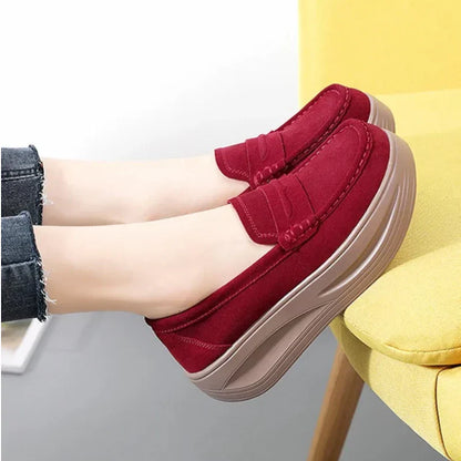 Orthopädischer Mokassin für Damen mit Keilabsätzen aus Wildlederimitat