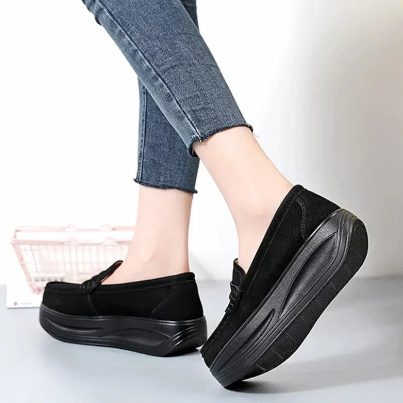 Orthopädischer Mokassin für Damen mit Keilabsätzen aus Wildlederimitat