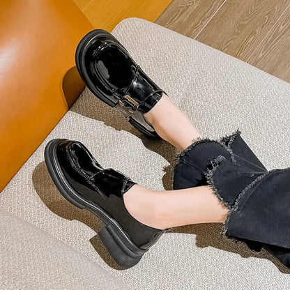 Orthopädischer Mokassin aus schwarzem Lackleder für Damen mit Absätzen