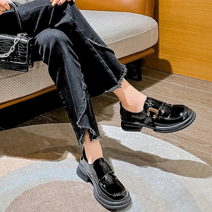 Orthopädischer Mokassin aus schwarzem Lackleder für Damen mit Absätzen