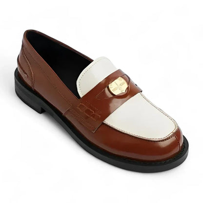 Eleganter zweifarbiger Damenmokassin aus hochwertigem Lackleder mit orthopädischer Unterstützung