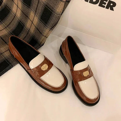 Eleganter zweifarbiger Damenmokassin aus hochwertigem Lackleder mit orthopädischer Unterstützung