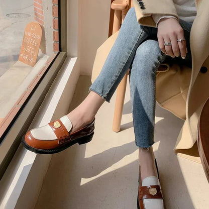 Eleganter zweifarbiger Damenmokassin aus hochwertigem Lackleder mit orthopädischer Unterstützung