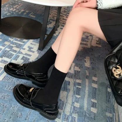 Eleganter zweifarbiger Damenmokassin aus hochwertigem Lackleder mit orthopädischer Unterstützung